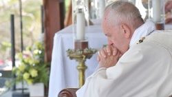 El Papa Francisco en oración durante su viaje apostólico a Mozambique
