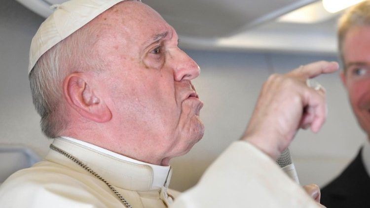 Pave Frans under en flygende pressekonferanse