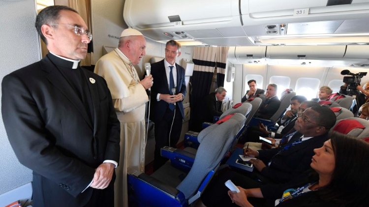 教宗結束非洲三國訪問，在回程記者會上