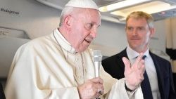 Francisco no encontro com os jornalistas no voo papal