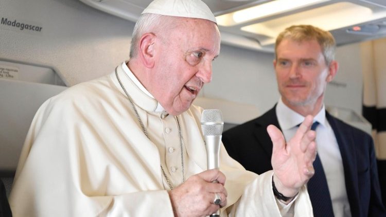 Le Pape durant sa conférence de presse dans l'avion, aux côtés du directeur de la Salle de Presse, Matteo Bruni, le 10 septembre 2019.