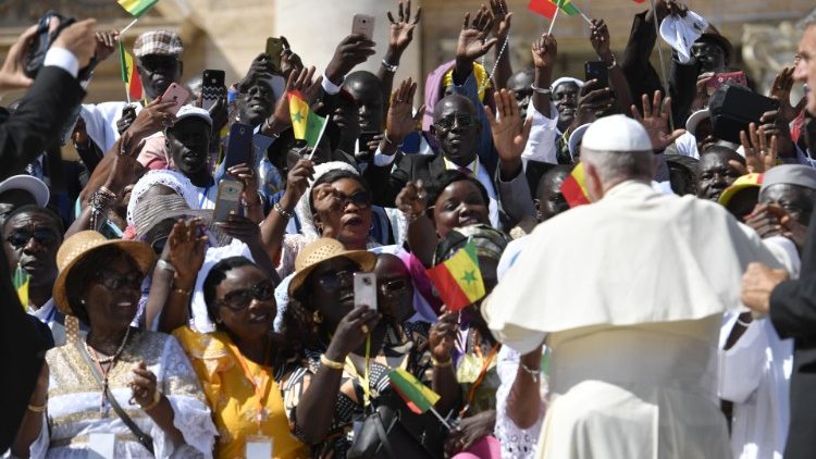 Papež Frančišek med splošno avdienco pozdravlja vernike