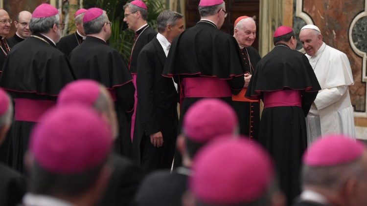 Popiežius su naujais vyskupais