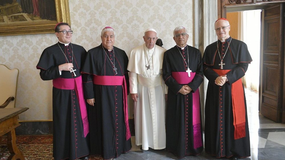 El Papa Francisco con algunos miembros del Consejo Episcopal Latinoamericano (CELAM) en septiembre 2016.