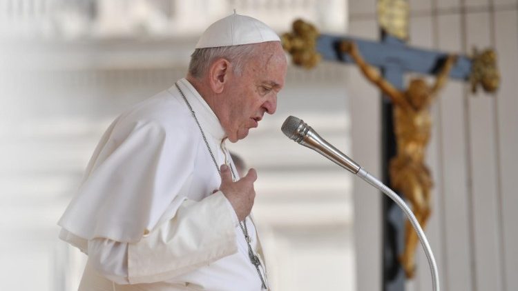 Påven ber vid allmänna audiensen