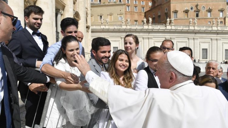Папа приветствует верующих на общей аудиенции 18 сентября