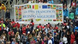 Udeleženci opoldanske molitve na Trgu sv. Petra z napisom: "S papežem Frančiškom za boljši svet".