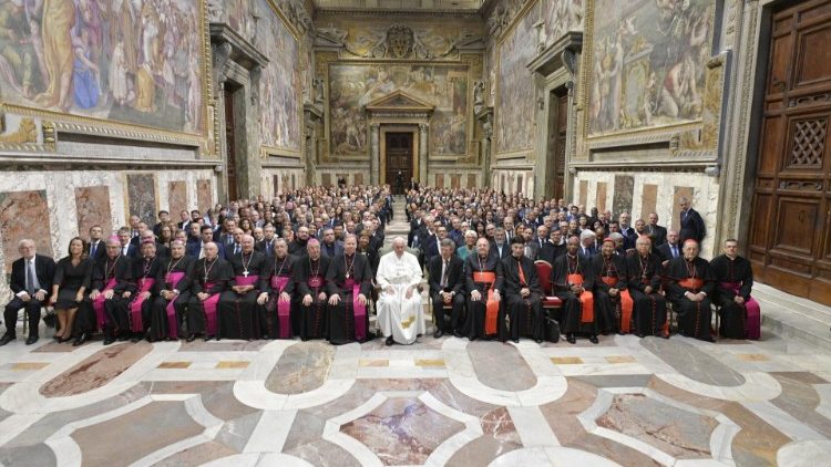 Pāvests tiekas ar Vatikāna Komunikācijas dikastērija darbiniekiem