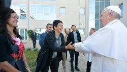 Papež Frančišek in Chiara Amirante med obiskom skupnosti Novi horizonti, 24. september 2019