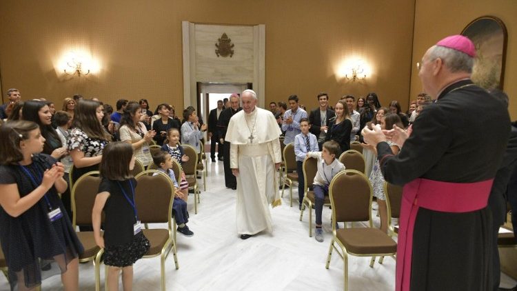教宗接見葡萄牙社會中心青年和孩童