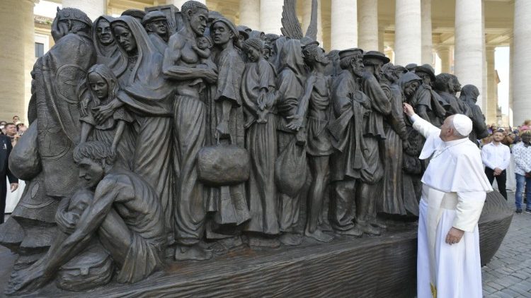 Le Pape François a inauguré un monument aux migrants place saint Pierre de Rome, dimanche 29 septembre 2019. 