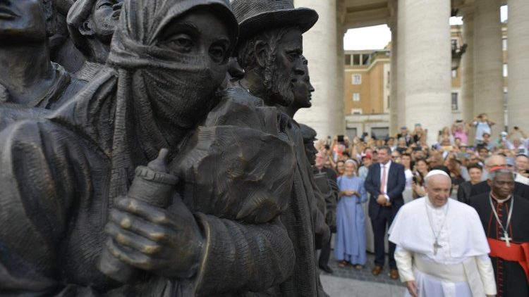 Paven indvier flygtninge-skulptur på Peterspladsen