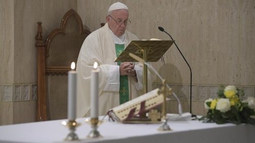 Il Papa a Santa Marta: curare vecchi e giovani, è la cultura della speranza