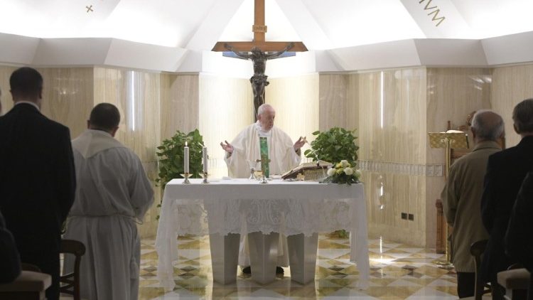 Paven i Sankta Marta: Styrk håbets kultur ved at tage jer af unge og gamle
