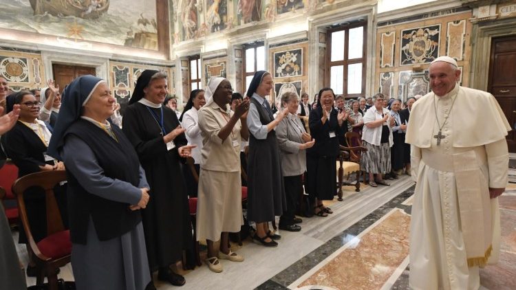 Popiežius Pranciškus su seserimis uršulietėmis