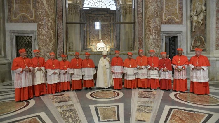 Pāvests kopā ar jaunieceltajiem kardināliem
