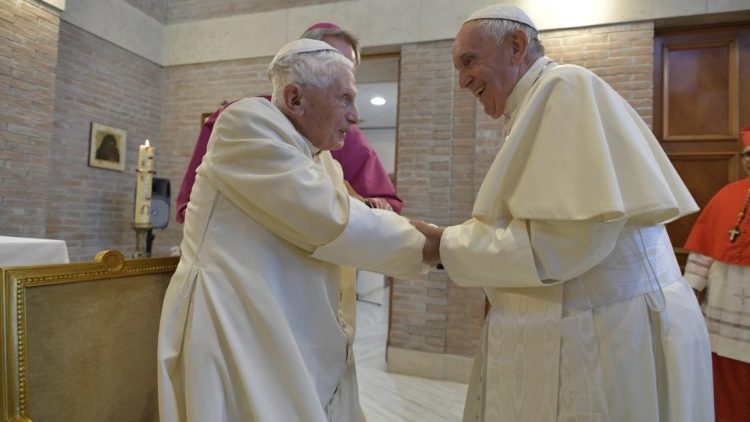 Påven emeritus Benedictus XVI och påven Franciskus 