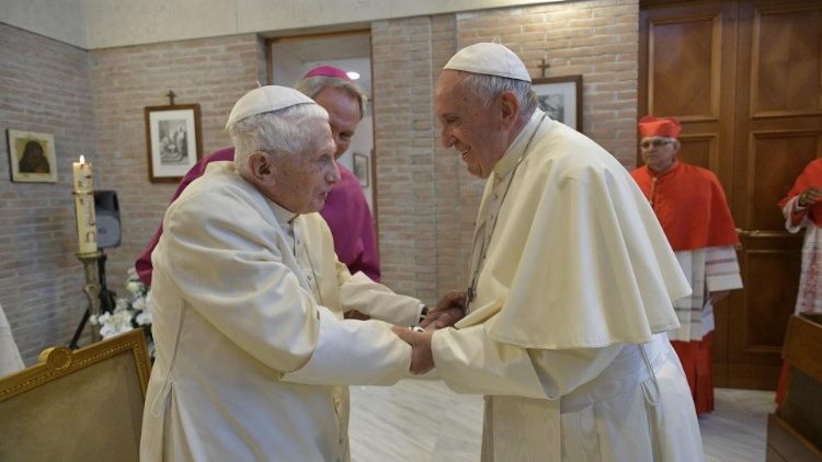 Pope Francis with Pope emeritus Benedict XVI (archive photo)