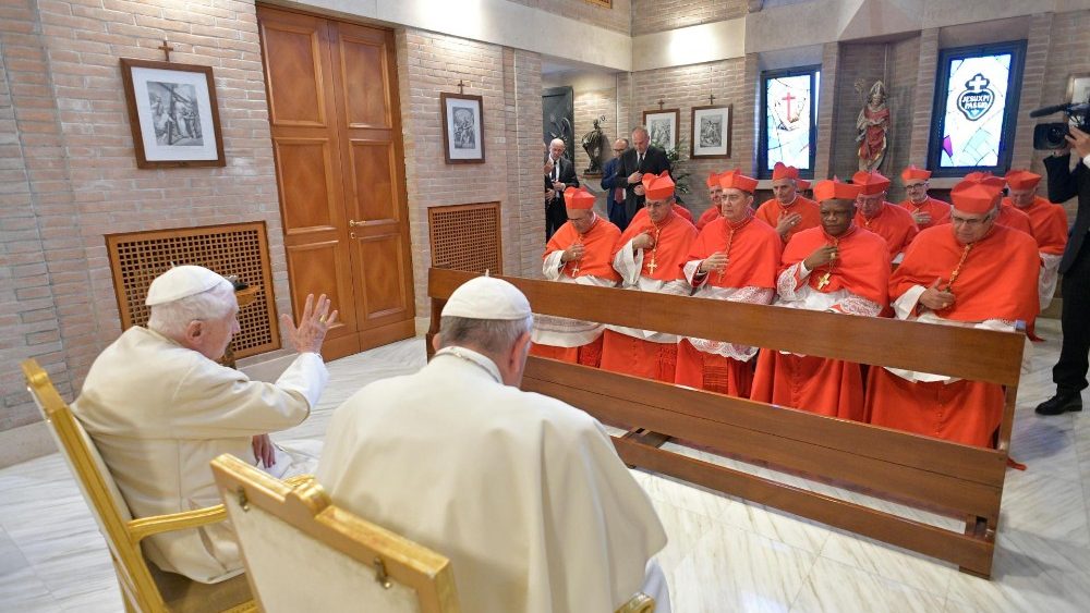 Noví kardináli prijali požehnanie od emeritného pápeža Benedikta XVI., ktorého navštívili hneď po slávnosti