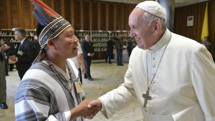 Synoda pro Amazonii: Papež František s jedním z hostujících amazonských domorodců