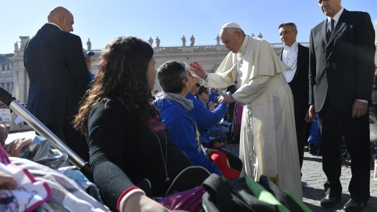 Le Pape saluant des personnes handicapées lors de l'audience générale du 9 octobre 2019.