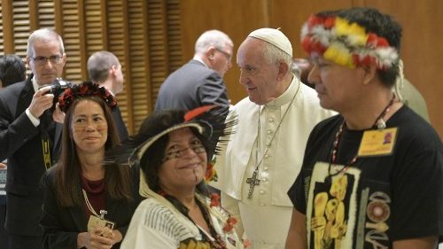 Il Papa con i laici presenti al Sinodo