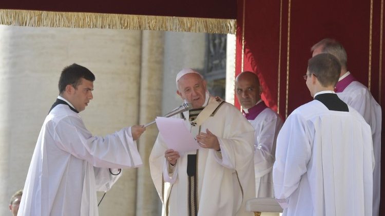 Papeževi pozdravi pred opoldansko molitvijo Angel Gospodov.