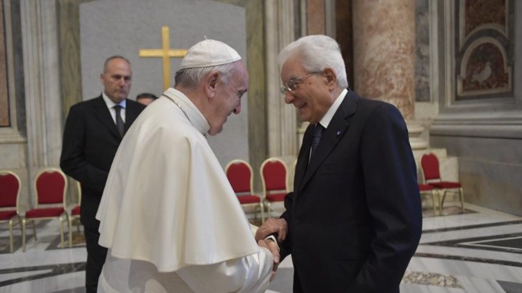 Le président italien Sergio mattarella saluant le Pape François le 13 octobre 2019 au Vatican.