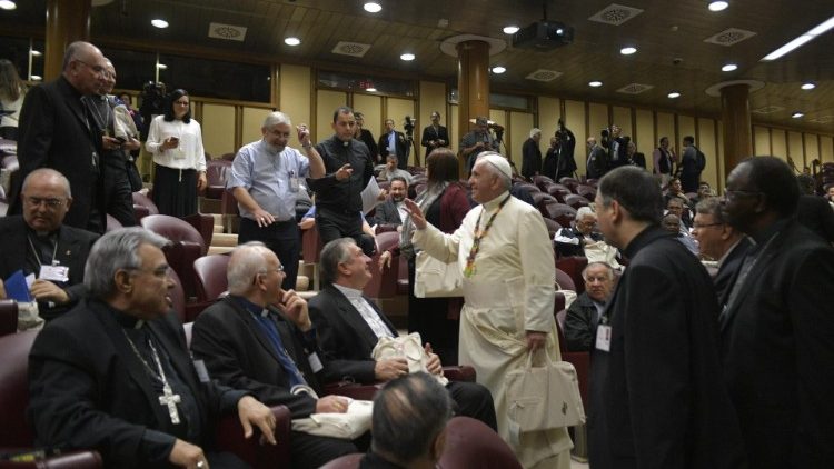 教宗在全體大會休息時間跟與會者互動