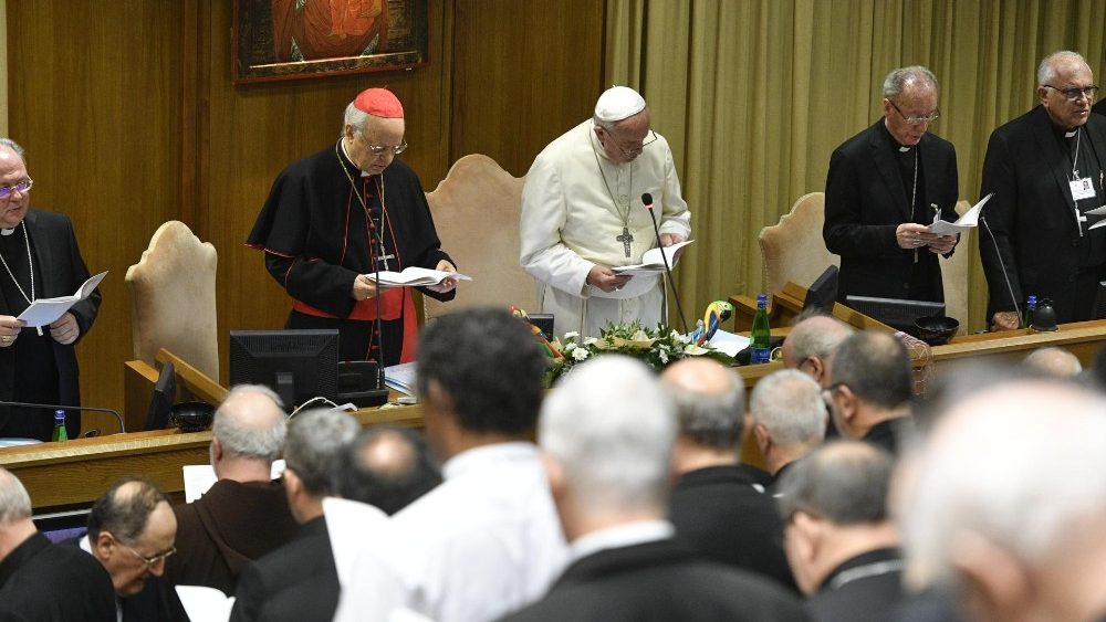 Otvorenie synodálneho zasadnutia v pléne rannou modlitbou (15. okt. 2019)