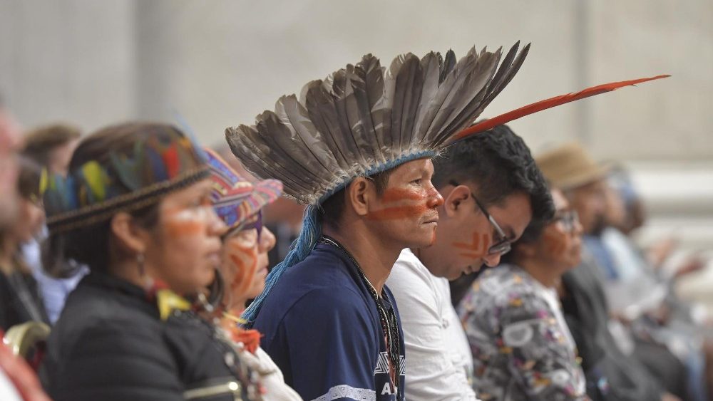 Zástupcovia pôvodných národov Amazónie pri záverečnej svätej omši 27. októbra