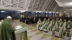 Papa Francesco tiene l'omelia alla Messa a Casa Santa Marta