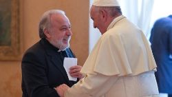 Papa Francesco saluta monsignor Piero Coda nell'udienza alla comunità dell'Istituto "Sophia" (14 novembre 2019)