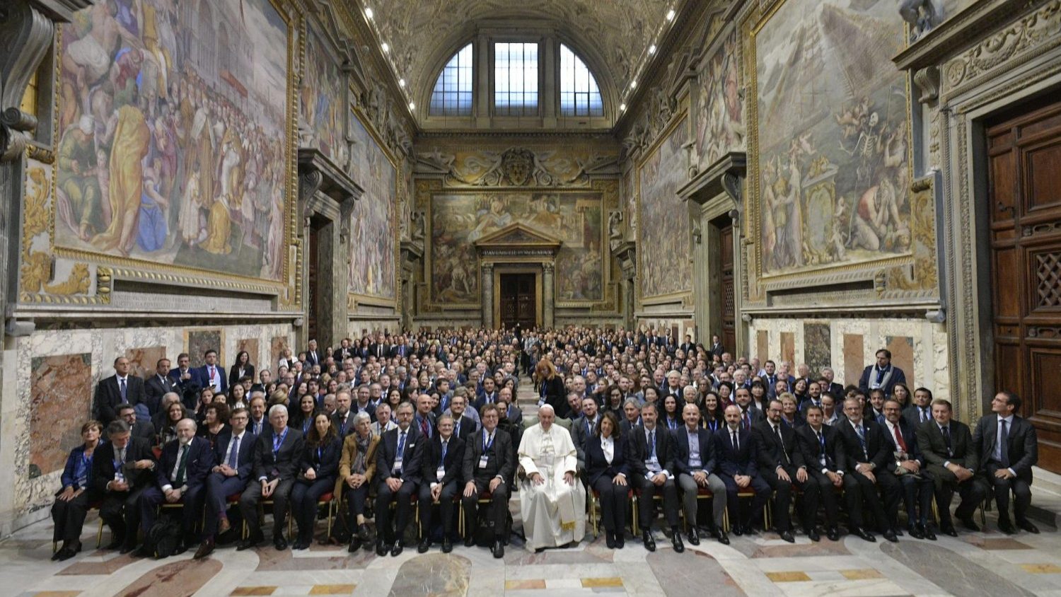 Pope urges strengthening of penal law against “idolatry of market” - Vatican News