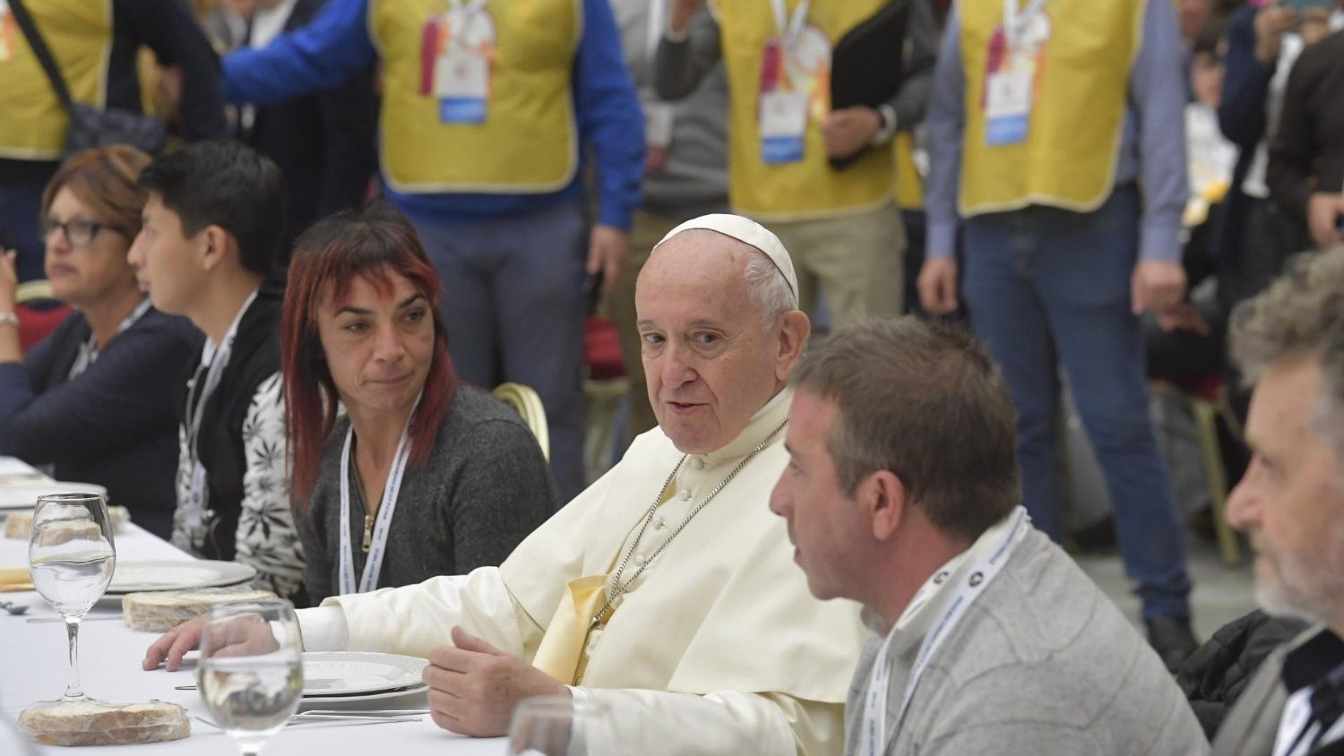 El Papa desayuna con los pobres