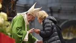 »Ponudi svojo roko siromaku« (prim. Sir 7,32). Papež Frančišek med sveto mašo v vatikanski baziliki na svetovni dan revežev.
