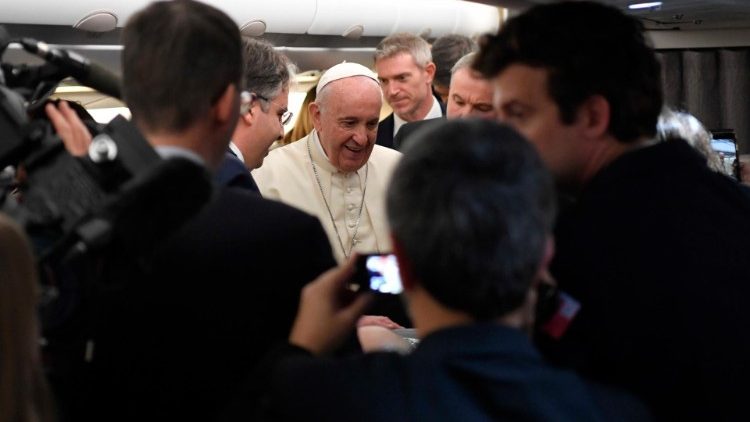 Le Pape salue les journalistes sur l'avion l'emmenant en Thaïlande (novembre 2019-Archives)
