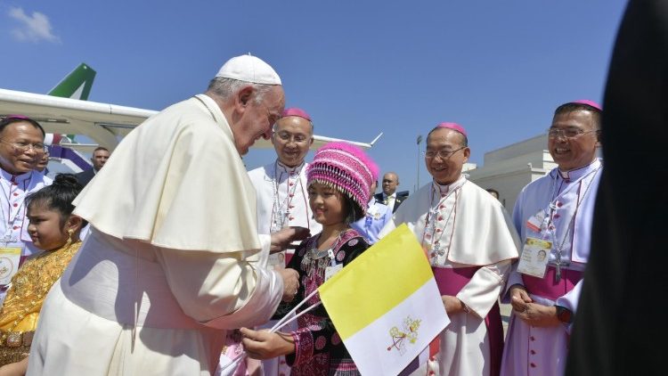 البابا فرنسيس يصل العاصمة التايلاندية بانكوك في بداية زيارته الرسولية إلى تايلاند واليابان 20 تشرين الثاني نوفمبر