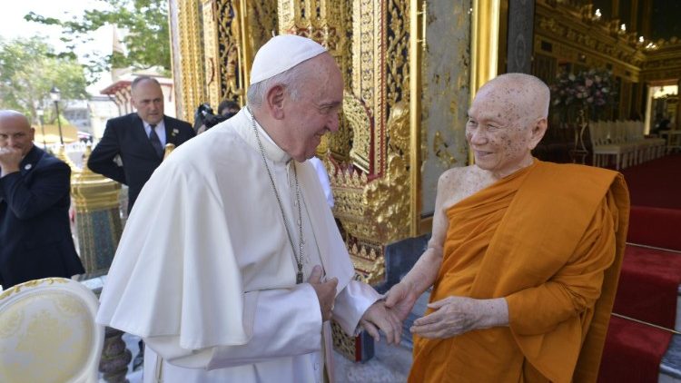Pápež František sa stretol s hlavou budhistov počas svojej návštevy Thajska v roku 2019