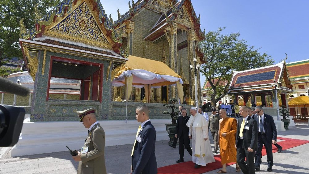 Pápež František v Bangkoku navštívil hlavného patriarchu budhistov