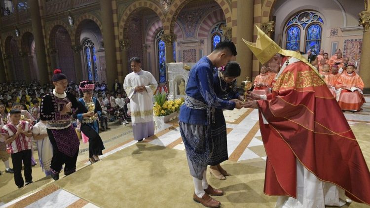 2019.11.22 Ziara ya kitume ya Papa Francisko huko  Thailand na Japan: Misa na Vijana katika Kanisa Kuu la Maria Mpalizwa mbinguni, Bangkok