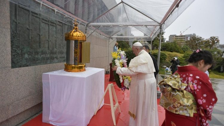 Pāvests lūdzas pie Nagasaki mocekļiem veltītā pieminekļa