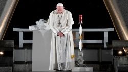 Папа падчас наведвання мемарыялу ў памяць пра ахвяр бамбардзіроўкі Хірасімы ў Японіі
