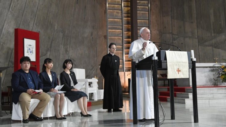 Le Pape s'exprime lors de la rencontre avec les jeunes à la cathédrale de Tokyo, le 25 novembre 2019.