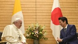 Le Pape François et le Premier ministre japonais Shinzo Abe, lors de leur rencontre privée au Kantei, le 25 novembre 2019 