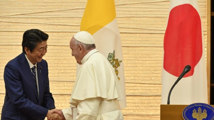 ĐTC và cựu Thủ tướng Shinzo Abe trong chuyến tông du năm 2019