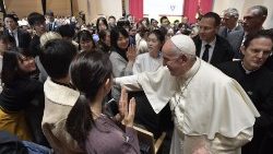 Le Pape François saluant les étudiants de l'Université Sophia à Tokyo, le 26 novembre 2019.