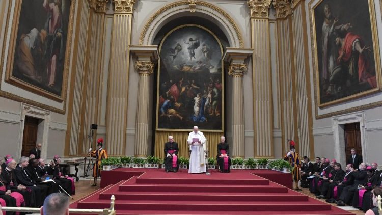 Le Pape dans la salle des Bénédictions lors de sa rencontre avec les participants d'un colloque sur la réception d'Evangelii Gaudium, ce samedi 29 novembre