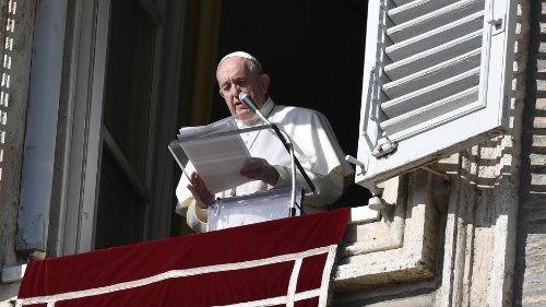 Papež Frančišek vsako nedeljo in praznik vodi opoldansko molitev z okna apostolske palače na Trgu sv. Petra.