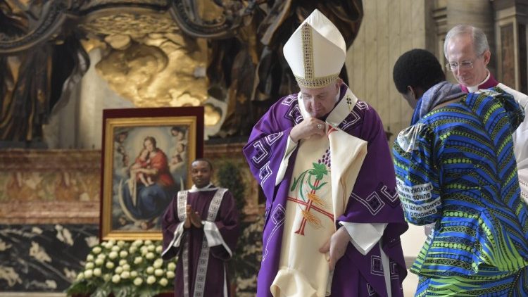 Le Pape reçoit une aube lors de la messe en rite zaïrois célébrée à la basilique Saint-Pierre le 1er décembre 2019.